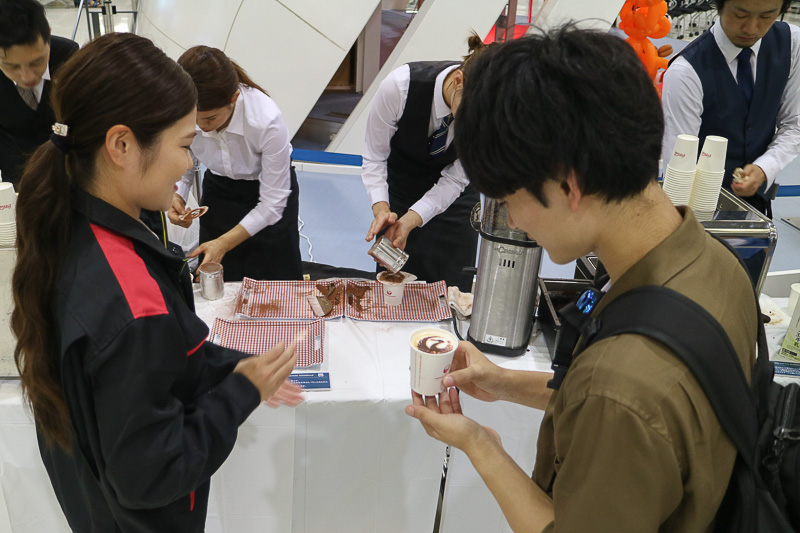 コーヒーの提供には長い列ができ、JALのロゴマーク入りに利用客も喜んでいた