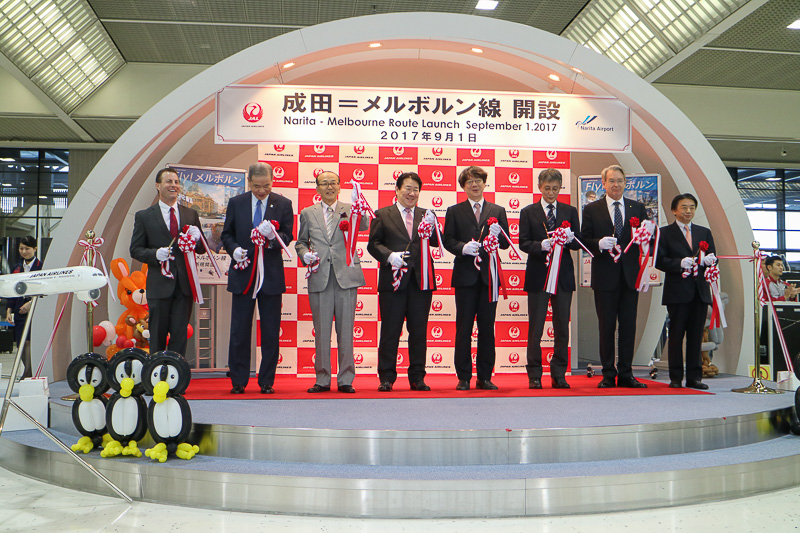 左から、ビクトリア州政府 駐日代表 アダム・カニーン氏、成田国際空港株式会社 代表取締役社長 夏目誠氏、成田市 市長 小泉一成氏、日本航空株式会社 代表取締役社長 植木義晴氏、国土交通省 航空局 航空ネットワーク 部長 久保田雅治氏、国土交通省 東京航空局 成田国際空港長 石井靖男氏、駐日 オーストラリア 特命全権大使 リチャード・コート氏、オーストラリア政府観光局 日本局長 中沢祥行氏