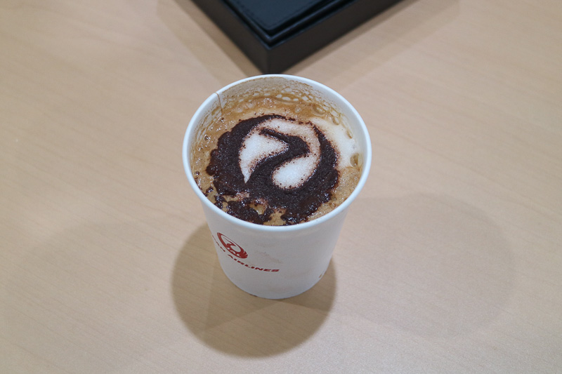 コーヒーの提供には長い列ができ、JALのロゴマーク入りに利用客も喜んでいた