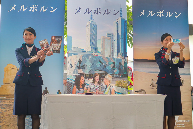 乗客にはメルボルンのカフェガイドや地図、メモ帳、搭乗証明書などの記念品をプレゼント