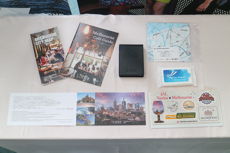 乗客にはメルボルンのカフェガイドや地図、メモ帳、搭乗証明書などの記念品をプレゼント