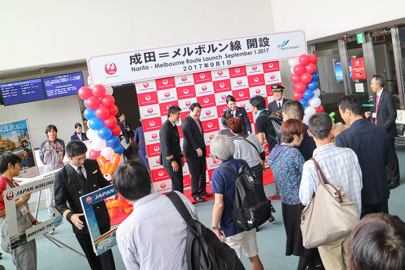 植木義晴氏やJALスタッフが乗客と記念撮影