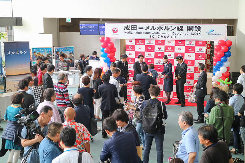 植木義晴氏やJALスタッフが乗客と記念撮影