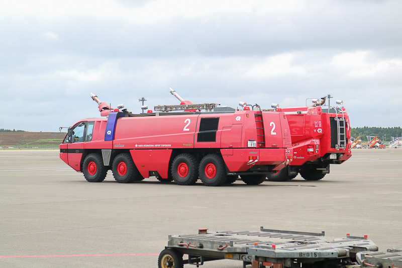 放水アーチを行なう2台の消防車