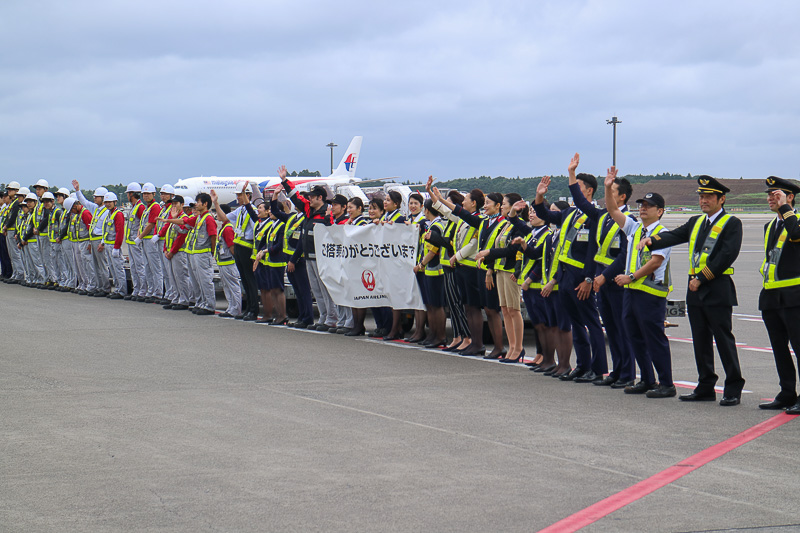 植木義晴氏らJALスタッフがランプに降りてお見送り