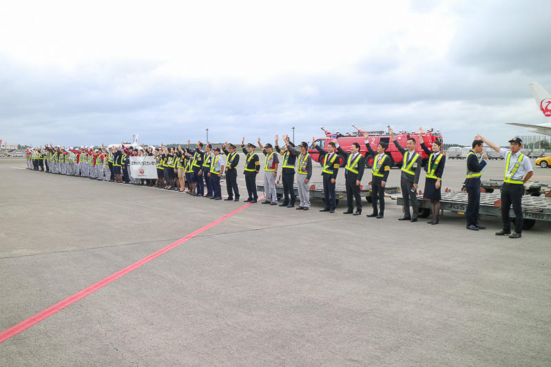 植木義晴氏らJALスタッフがランプに降りてお見送り