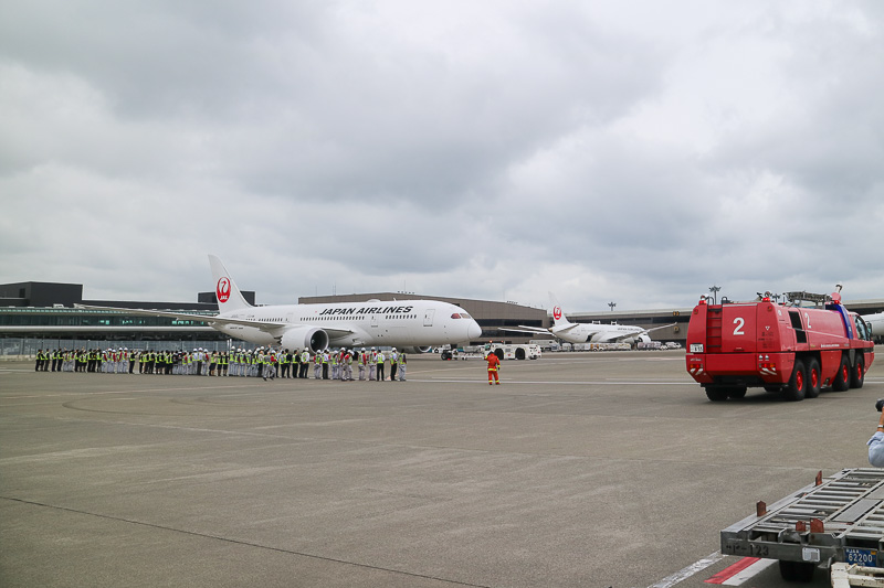 プッシュバック終了。消防車は進路の両脇にスタンバイ