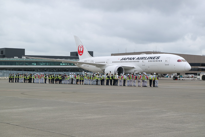 プッシュバック終了。消防車は進路の両脇にスタンバイ