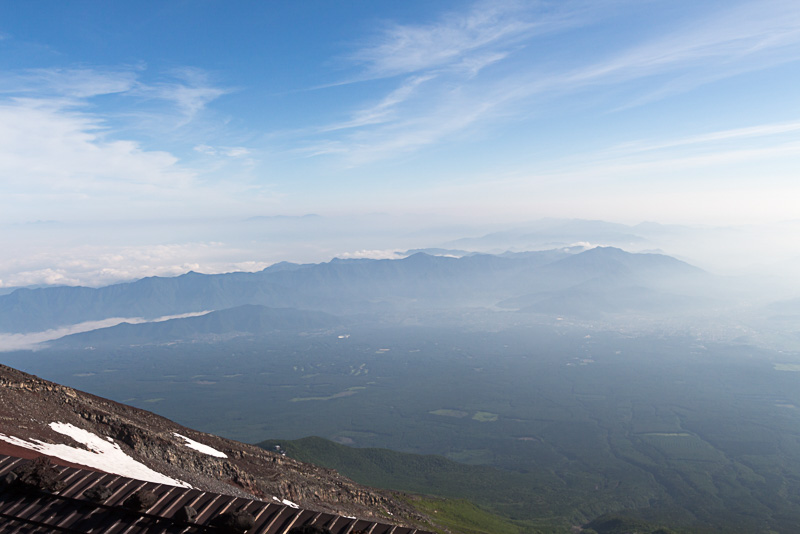 標高3400mにある山小屋「富士山ホテル」から見た朝7時前の景色。周囲には残雪も見え、かなりの高所に来た感じがある
