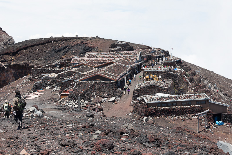 吉田/須走ルートの山頂付近の様子。限られた場所に久須志神社や山小屋が軒を連ねている