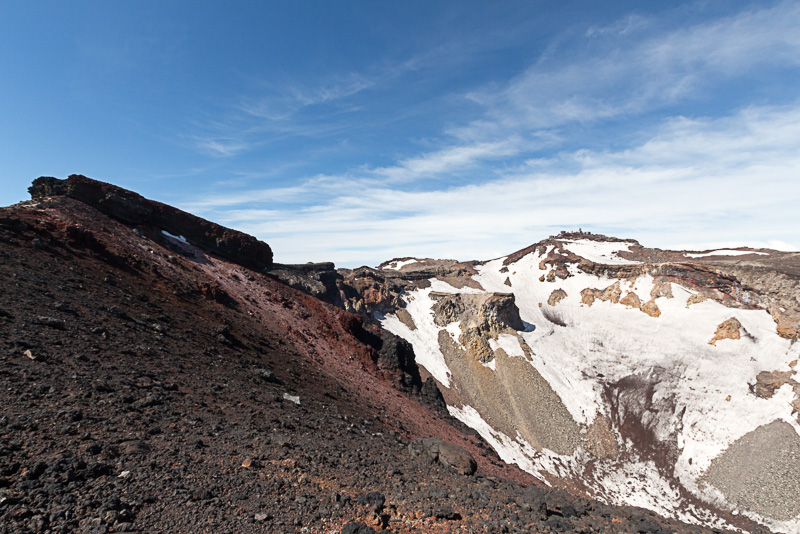 「大内院」と呼ばれる火口。200mほどの落差がある