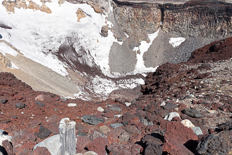 「大内院」と呼ばれる火口。200mほどの落差がある