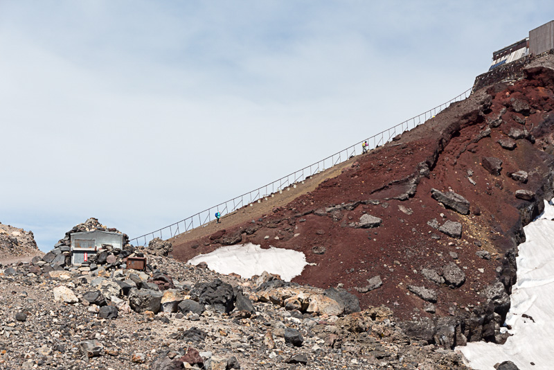 「馬の背」と呼ばれる急坂。日本最高峰への最後の難関