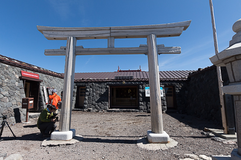 浅間大社奥宮と鳥居。こちらの鳥居はこのあとすぐ76年振りに交換されたとのこと