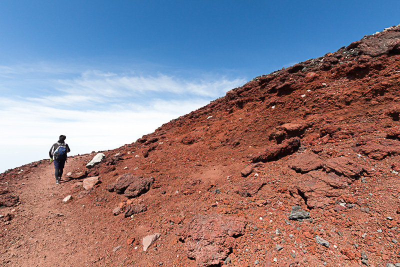 お鉢巡りは山頂のフチを歩くので風や雨の影響をシビアに受ける。天候がわるいときや体力に不安がある場合は諦めよう