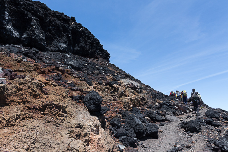 お鉢巡りは山頂のフチを歩くので風や雨の影響をシビアに受ける。天候がわるいときや体力に不安がある場合は諦めよう