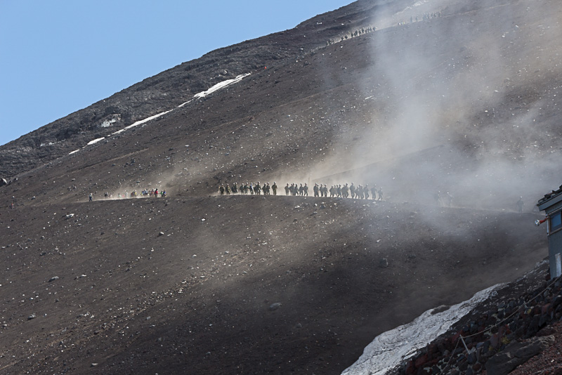 下山ルートは火山灰の砂利道を砂煙を上げながら下って行くので、マスク着用をお勧めする。また、砂走りに入るとさらに顕著になるため、シューズの中に砂利が入らないように登山用のスパッツで足首周辺を保護するのもよい