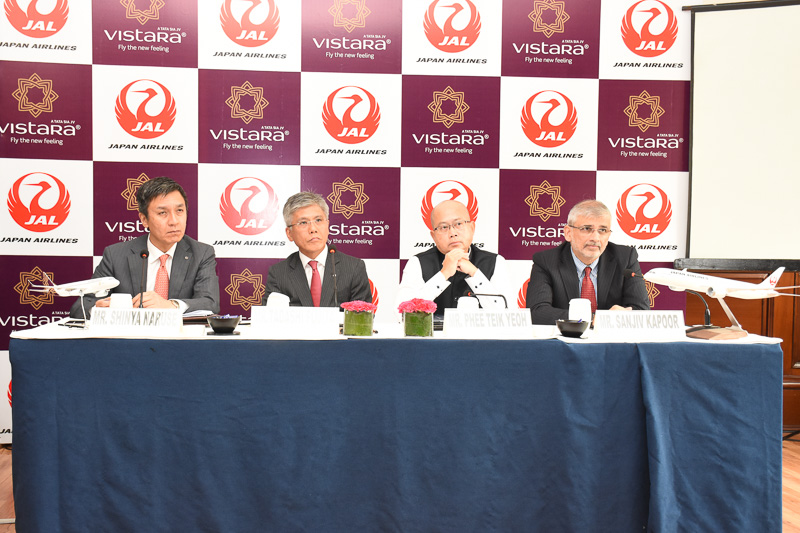 会見に臨んだのは、左から日本航空株式会社 デリー支店 支店長 成瀬真也氏、同代表取締役副社長 藤田直志氏、Vistara CEO Phee Teik Yeoh氏、同CSO/CCO Sanjiv Kapoor氏