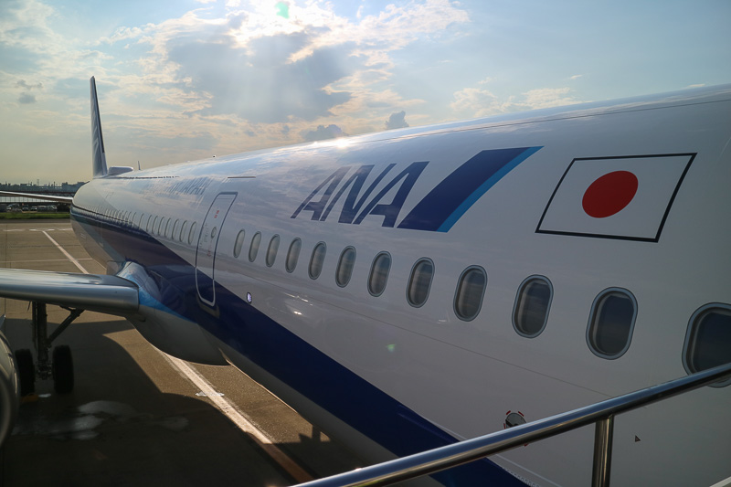 エアバス A321neo型機の機内へ乗り込む