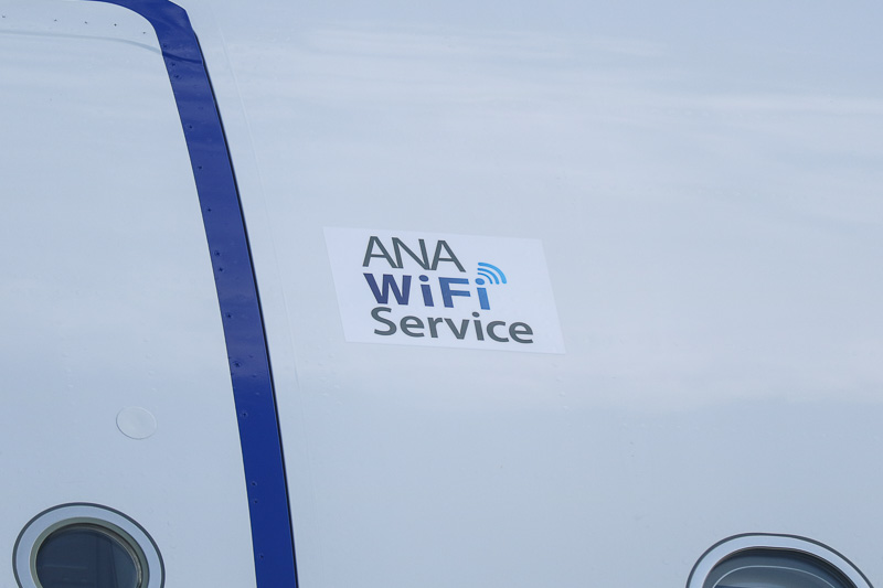機内インターネットサービス「ANA Wi-Fiサービス」（インターネット接続は有料）を提供する