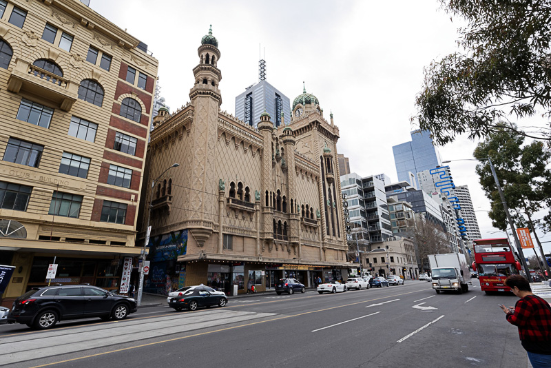 歩いて行ける範囲に歴史を感じさせる建造物がたくさん見つかる