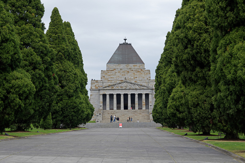 パイオニア・ウィメンズ・メモリアル・ガーデン内にある戦争慰霊館とモニュメント