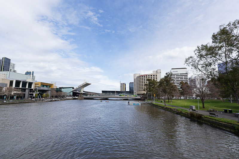 市街中心部を流れるヤラ川