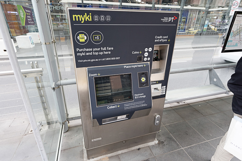 トラムの主要駅などに設置されているmykiカードの自販機。チャージもできる