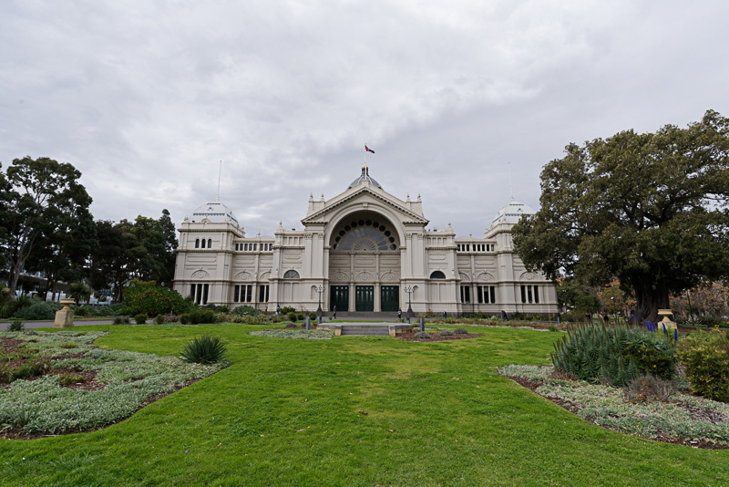 自転車で行った市街北側にある王立展示館