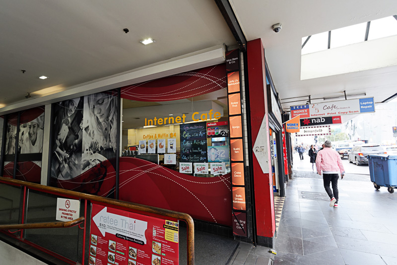 おそらく日本の“ネカフェ”とは違う。見た限りは普通のカフェだった