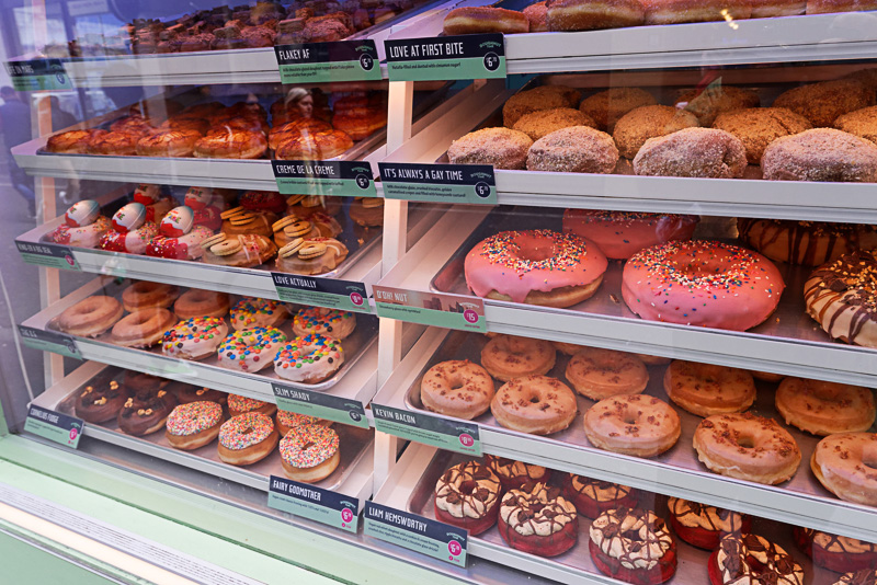 コーヒーとよく合うドーナツ。店の前には女性の人だかりができていた