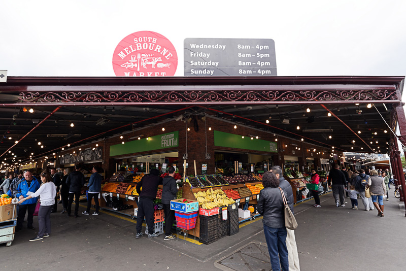 多くの人でにぎわう市場「South Melbourne Market」。市街地の南側にある