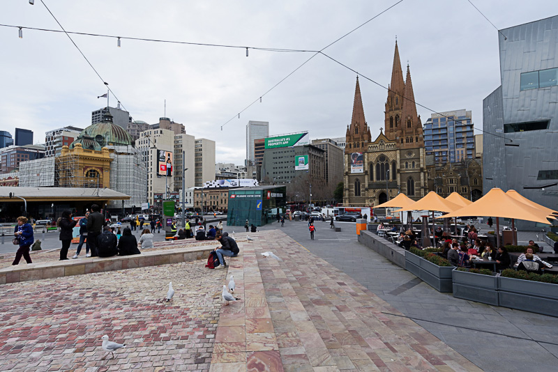 フェデレーション・スクエアからの聖ポール大聖堂の眺め