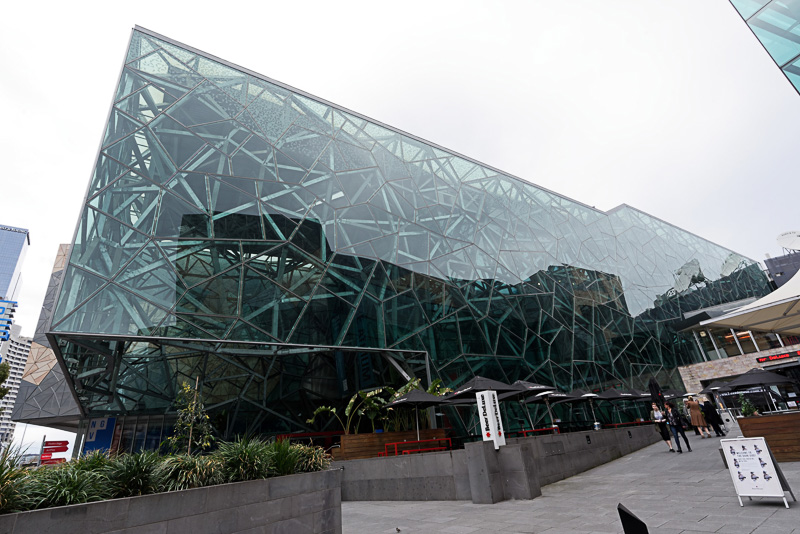 近くのビクトリア国立美術館のある建物では、ブックフェス＆ライターズフェス＆リーディングフェスという“書”の祭典が開催中。メルボルンは、日々さまざまな催しを見て回ったり、参加できたりする街でもあるのかもしれない