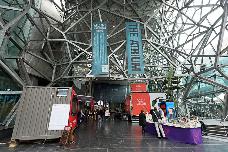 近くのビクトリア国立美術館のある建物では、ブックフェス＆ライターズフェス＆リーディングフェスという“書”の祭典が開催中。メルボルンは、日々さまざまな催しを見て回ったり、参加できたりする街でもあるのかもしれない