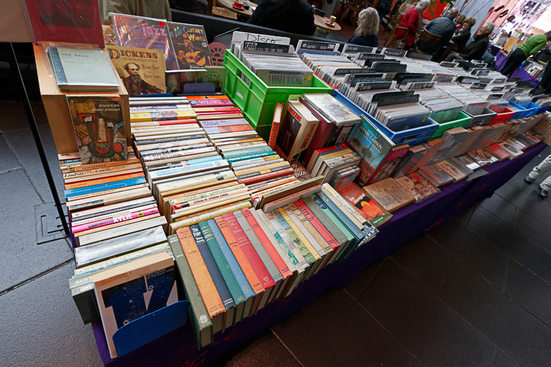 近くのビクトリア国立美術館のある建物では、ブックフェス＆ライターズフェス＆リーディングフェスという“書”の祭典が開催中。メルボルンは、日々さまざまな催しを見て回ったり、参加できたりする街でもあるのかもしれない