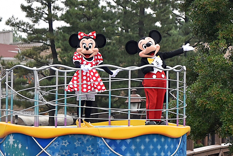 ミッキーマウスが挨拶し、セレモニーに集まってくれたことを感謝した