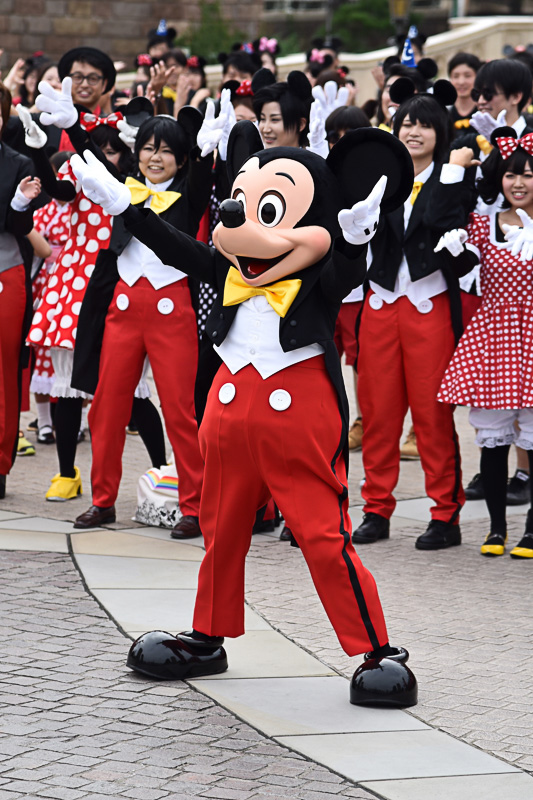大きく手を振ったり、耳を手で形作ったりとミッキーマウス＆ミニーマウスたちも華やかにダンス