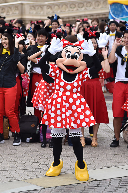 大きく手を振ったり、耳を手で形作ったりとミッキーマウス＆ミニーマウスたちも華やかにダンス
