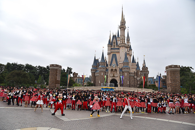 全員で決めポースをしてハロウィーンのスタートと20周年を祝った