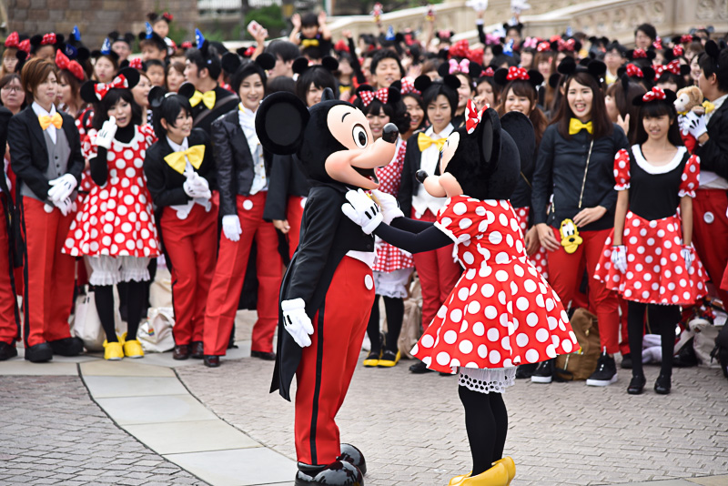 お互いに身だしなみを整えあうミッキーマウスとミニーマウスの姿にほっこり