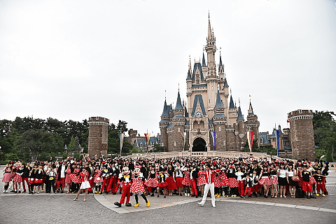 ミッキーマウスと約500名の仮装ゲストがハロウィーンイベント周年をダンスでお祝い ユーロビートの ミッキーマウス マーチ でシンデレラ城前がダンスフロアに トラベル Watch