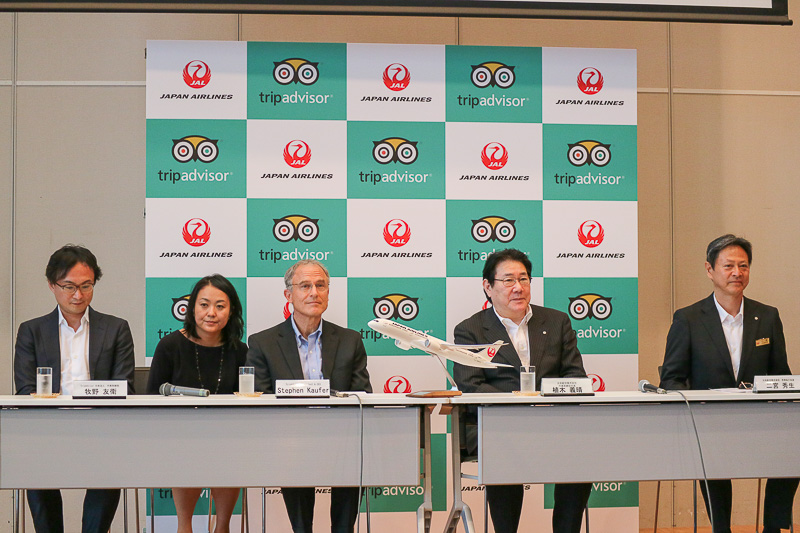 写真左から、トリップアドバイザー株式会社 代表取締役 牧野友衛氏、通訳を挟んで、TripAdvisor, Inc. President ＆ CEO ステファン・カウファー氏、日本航空株式会社 代表取締役社長 植木義晴氏、同常務執行役員 旅客販売統括本部長・国内旅客販売本部長 二宮秀生氏
