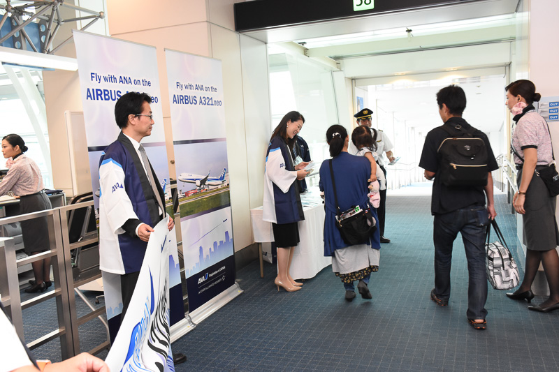 搭乗客にはスタッフから記念品を贈呈