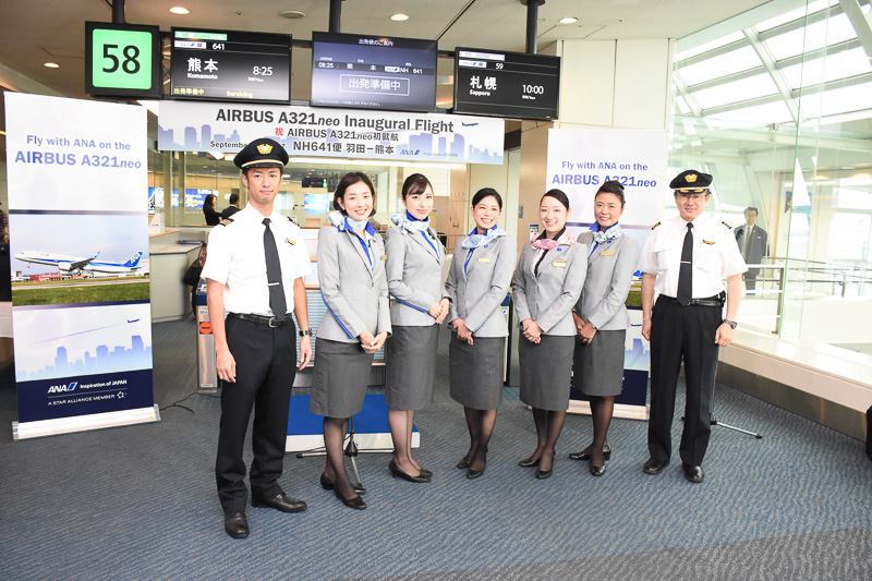 A321neo型機、就航初便の乗務員たち