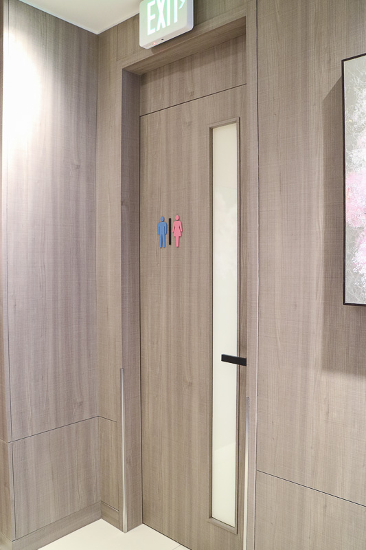 温水洗浄機能付きの個室トイレを2つ設けている