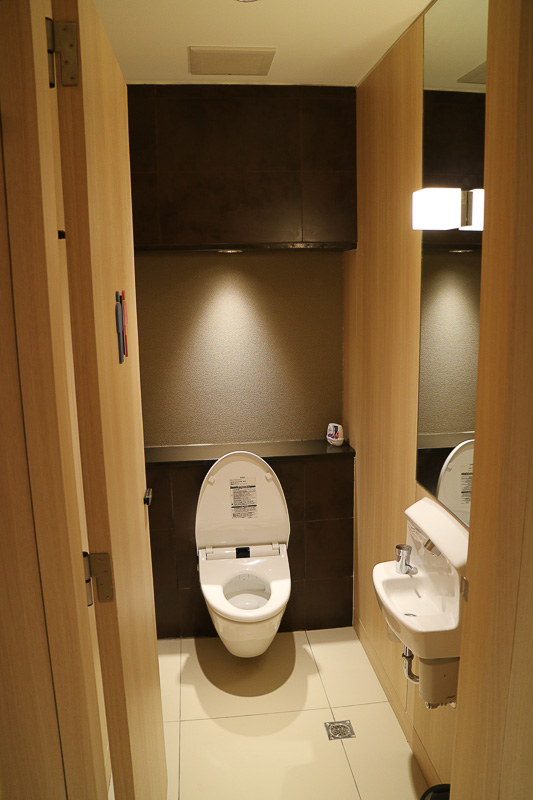 温水洗浄機能付きの個室トイレを2つ設けている