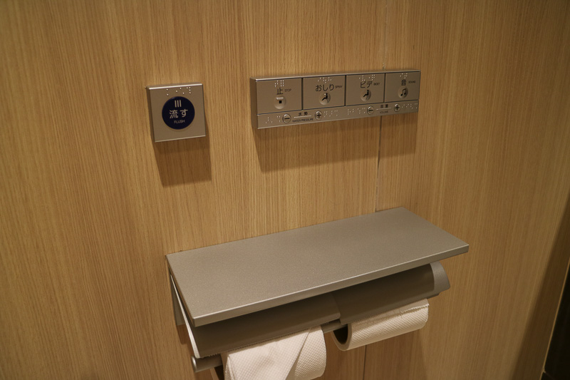 温水洗浄機能付きの個室トイレを2つ設けている