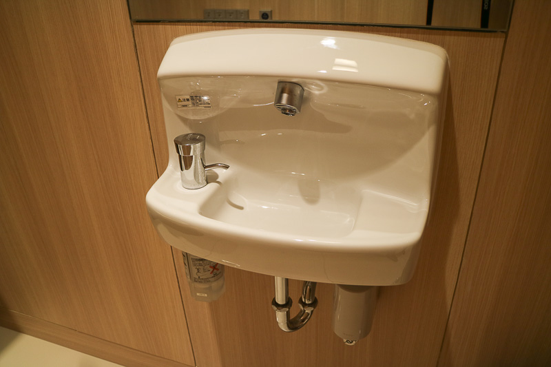 温水洗浄機能付きの個室トイレを2つ設けている