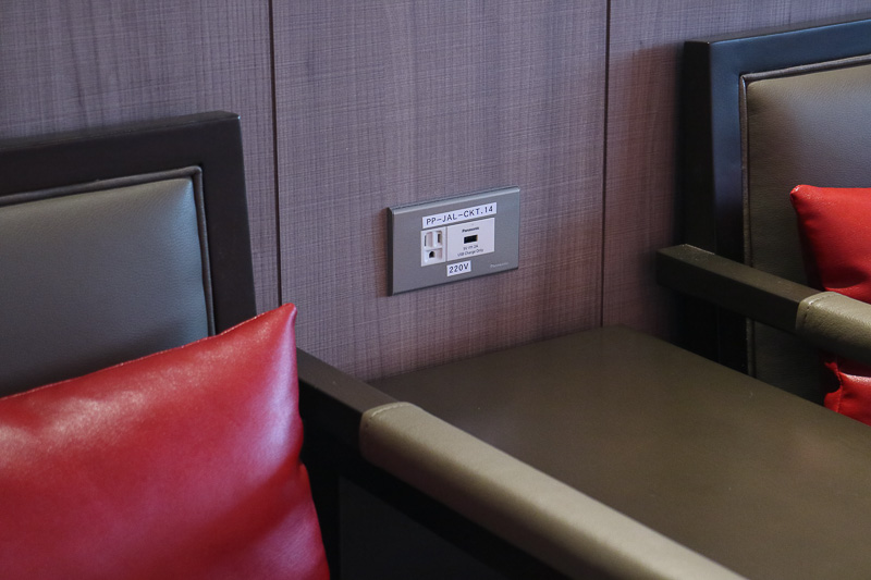 ラウンジスペースは全席AC電源を備える